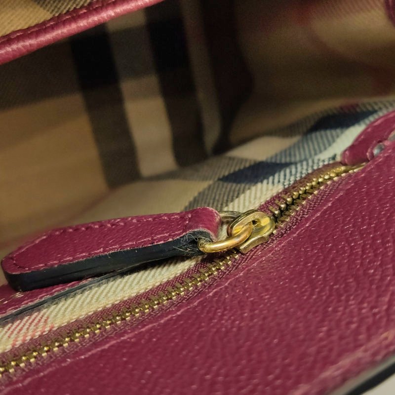 Burberry The Banner班納牛皮純色金屬字母logo雙搭扣斜挎包-14