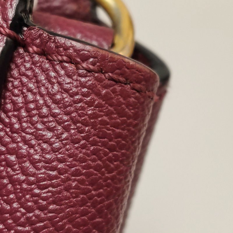 Burberry The Banner班納牛皮純色金屬字母logo雙搭扣斜挎包-18