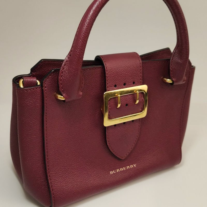 Burberry The Banner班納牛皮純色金屬字母logo雙搭扣斜挎包-20