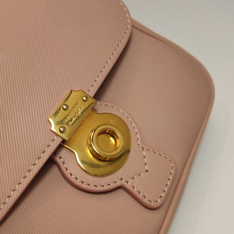 Burberry DK88牛皮純色鎖扣斜挎包單肩包-12