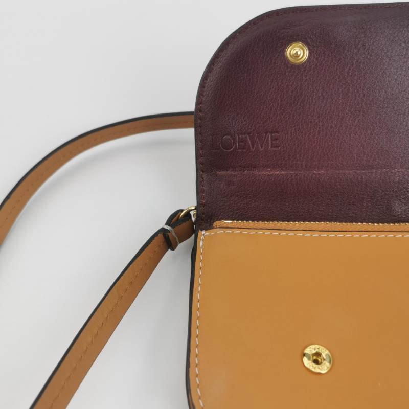 Loewe Gate牛皮純色Logo微標斜挎包-7