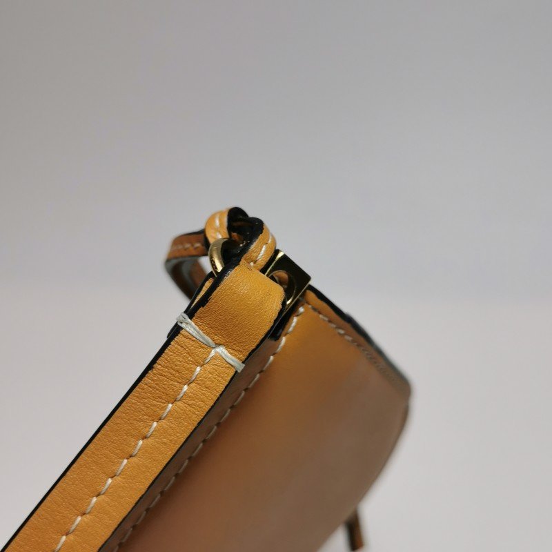 Loewe Gate牛皮純色Logo微標斜挎包-11