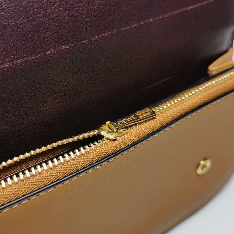 Loewe Gate牛皮純色Logo微標斜挎包-13