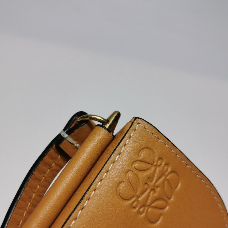 Loewe Gate牛皮純色Logo微標斜挎包-14