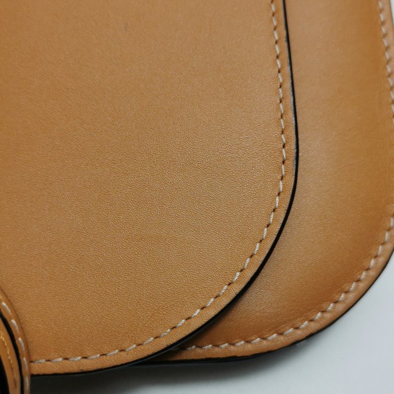 Loewe Gate牛皮純色Logo微標斜挎包-15