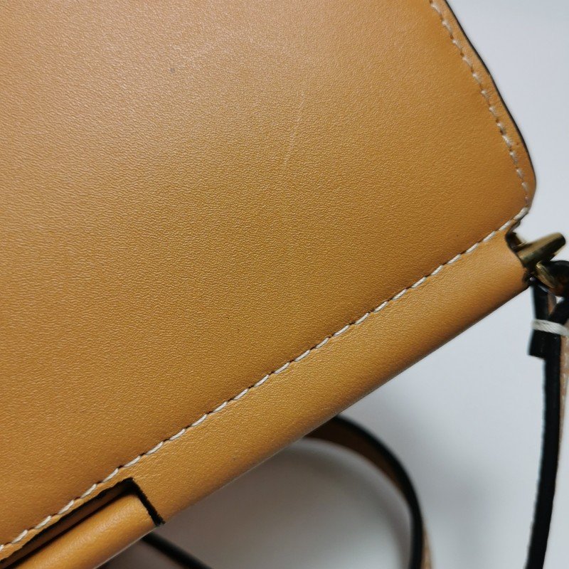 Loewe Gate牛皮純色Logo微標斜挎包-16