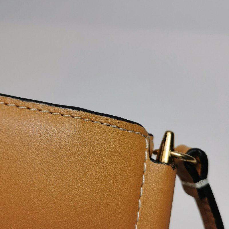 Loewe Gate牛皮純色Logo微標斜挎包-17