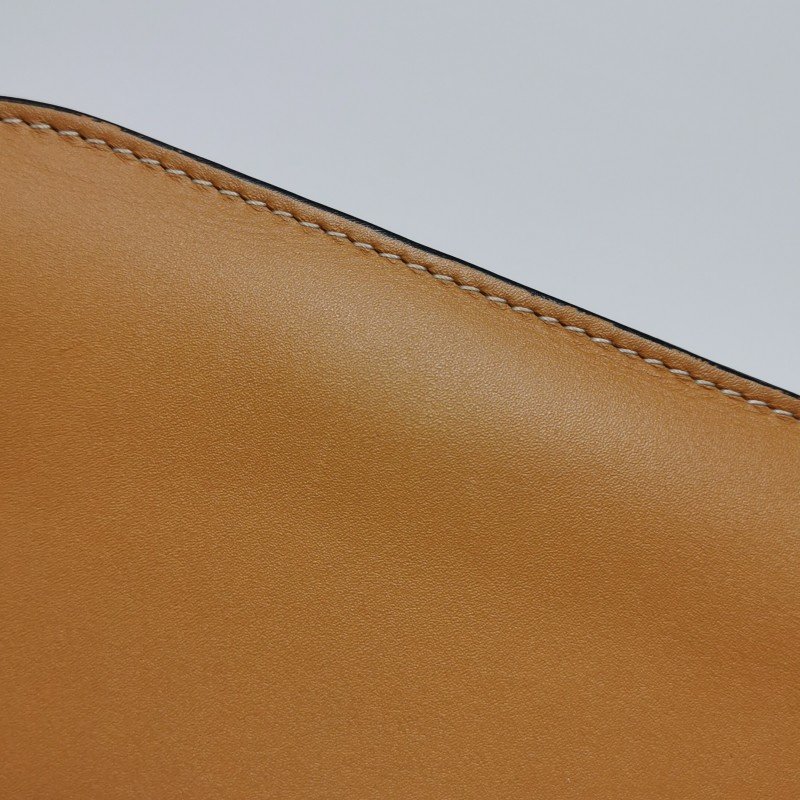 Loewe Gate牛皮純色Logo微標斜挎包-22