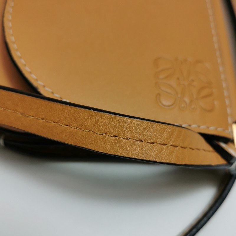 Loewe Gate牛皮純色Logo微標斜挎包-25