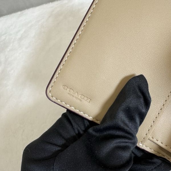 Coach 奶茶老花馬車短夾-9