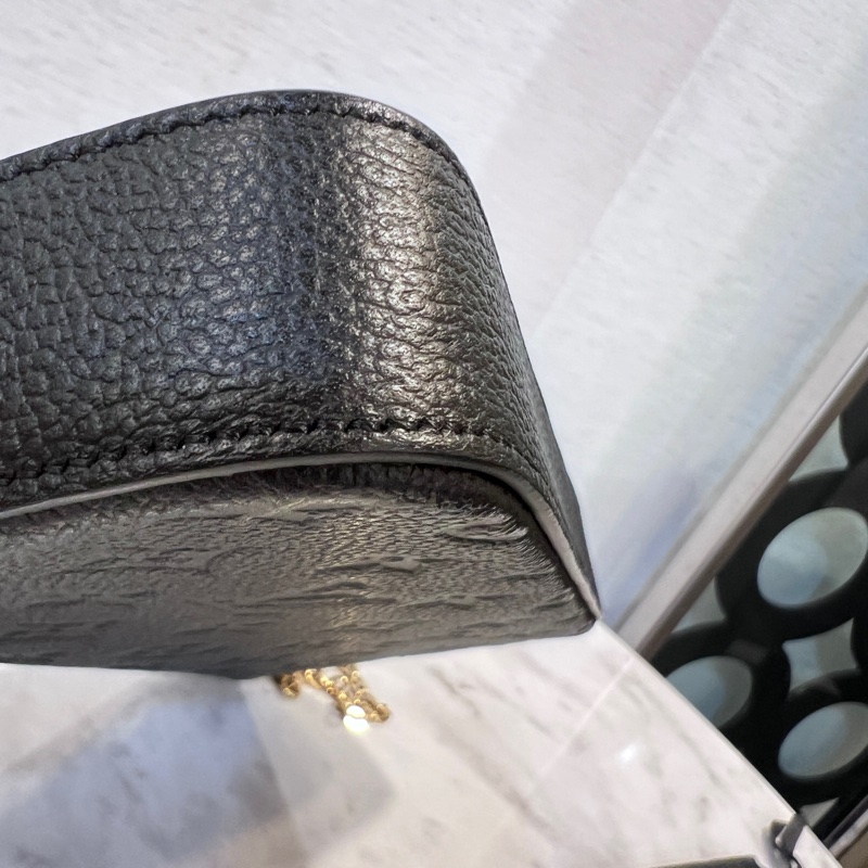 LV 黑牛皮雅雯金釦信封下蓋三合一鏈包-9