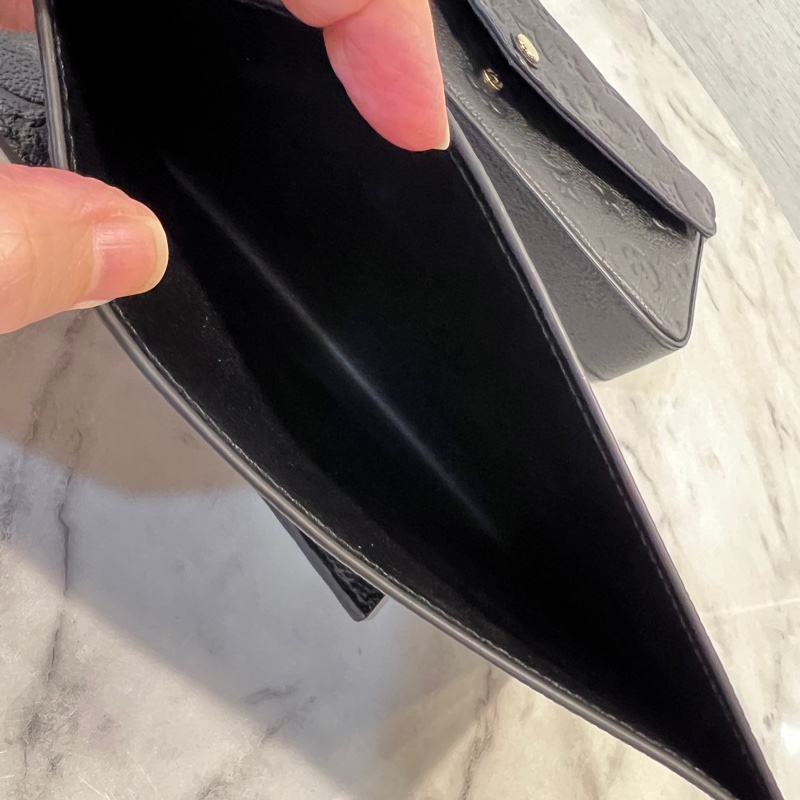 LV 黑牛皮雅雯金釦信封下蓋三合一鏈包-15