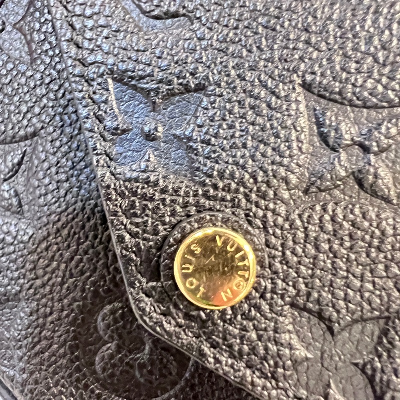 LV 黑牛皮雅雯金釦信封下蓋三合一鏈包-17