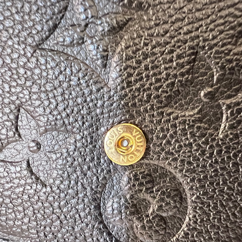 LV 黑牛皮雅雯金釦信封下蓋三合一鏈包-18