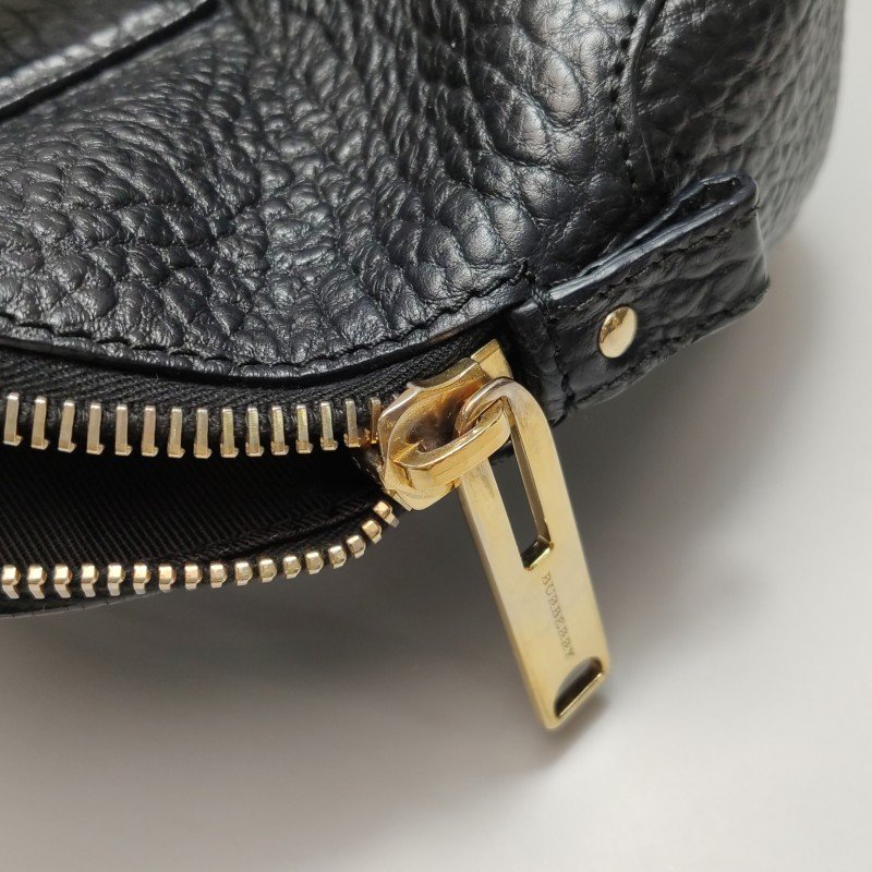 Burberry牛皮純色銘牌徽標拉鏈手提包-10