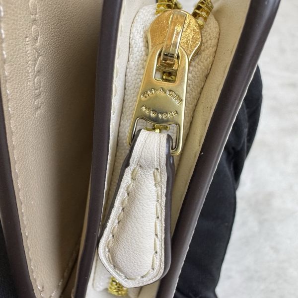 Coach 米白中型拉鍊零錢包-9