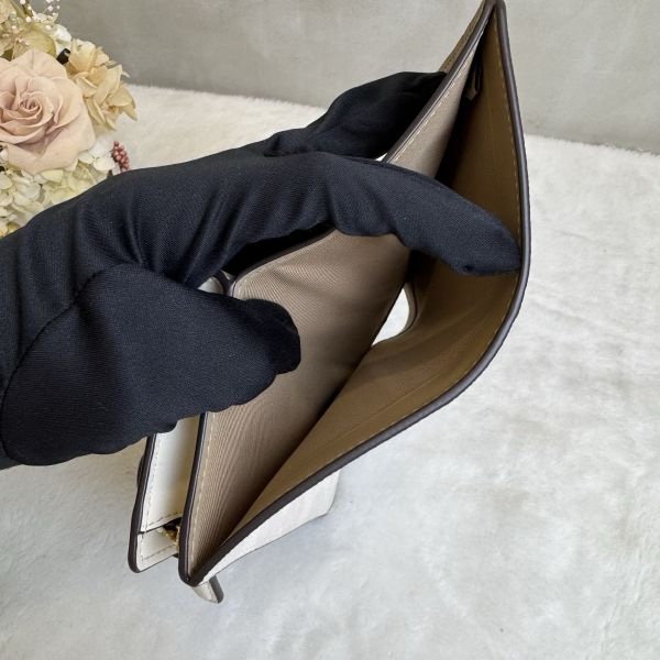 Coach 米白中型拉鍊零錢包-12