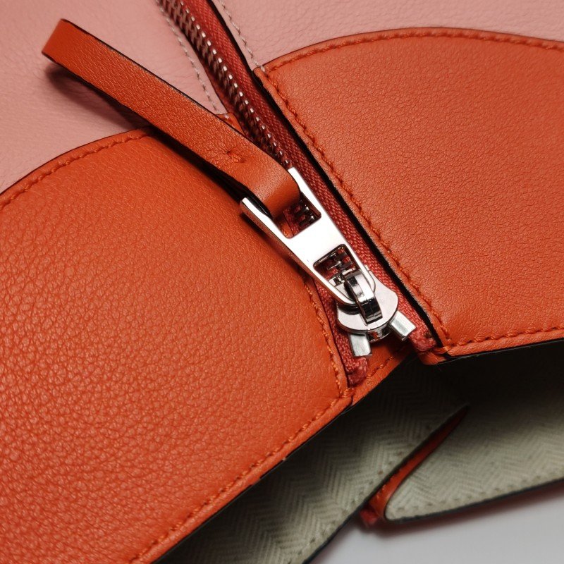 Loewe Hammock吊床包小號牛皮拼色弧形結構單肩包-14