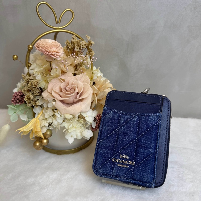 COACH 丹寧藍衍縫拼接皮革鏈帶卡夾零錢包-0