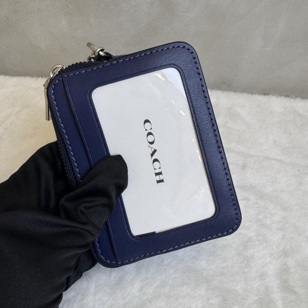 COACH 丹寧藍衍縫拼接皮革鏈帶卡夾零錢包-2