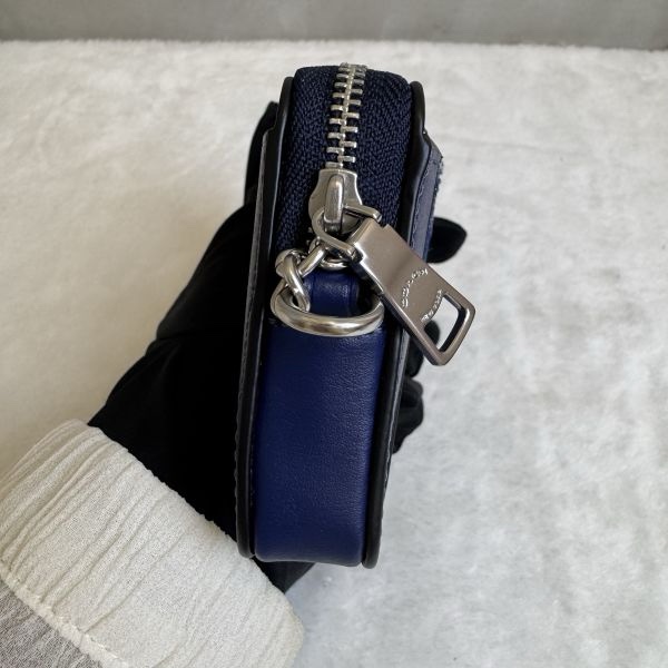 COACH 丹寧藍衍縫拼接皮革鏈帶卡夾零錢包-6