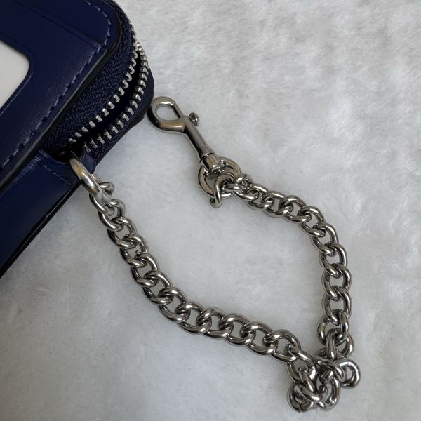 COACH 丹寧藍衍縫拼接皮革鏈帶卡夾零錢包-10