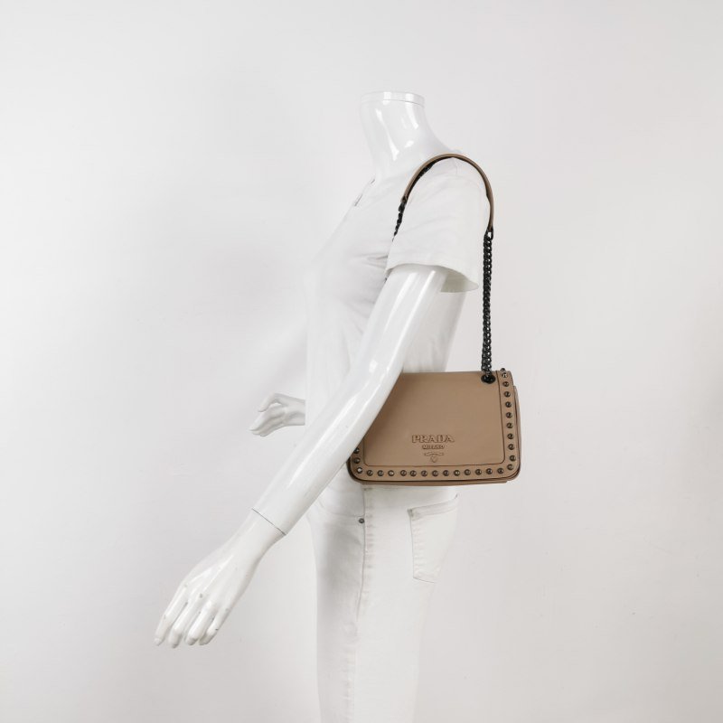 Prada牛皮字母Logo鉚釘裝飾單肩包-1