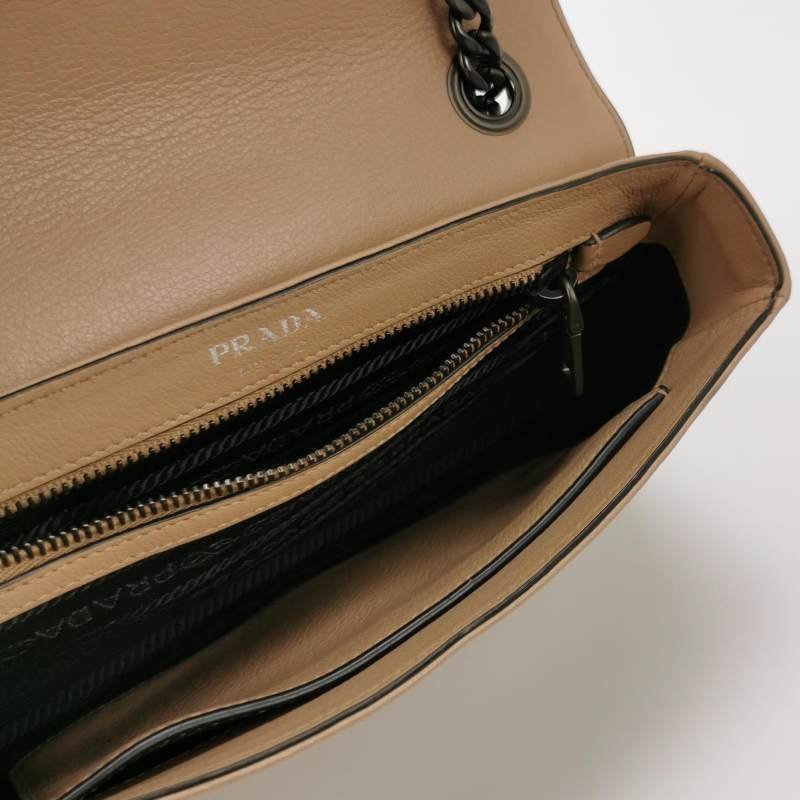 Prada牛皮字母Logo鉚釘裝飾單肩包-6