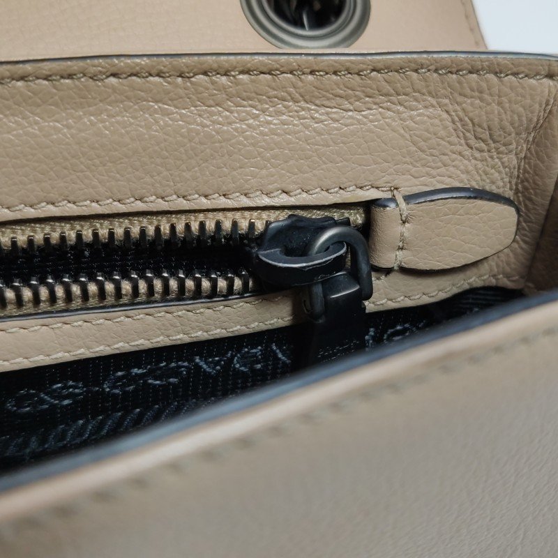 Prada牛皮字母Logo鉚釘裝飾單肩包-11