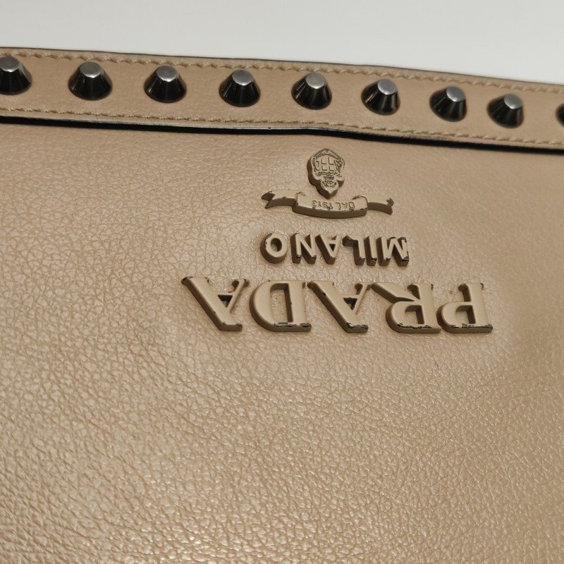 Prada牛皮字母Logo鉚釘裝飾單肩包-13