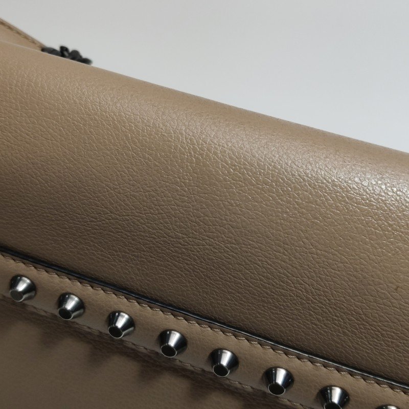 Prada牛皮字母Logo鉚釘裝飾單肩包-16