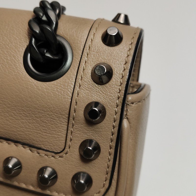 Prada牛皮字母Logo鉚釘裝飾單肩包-17