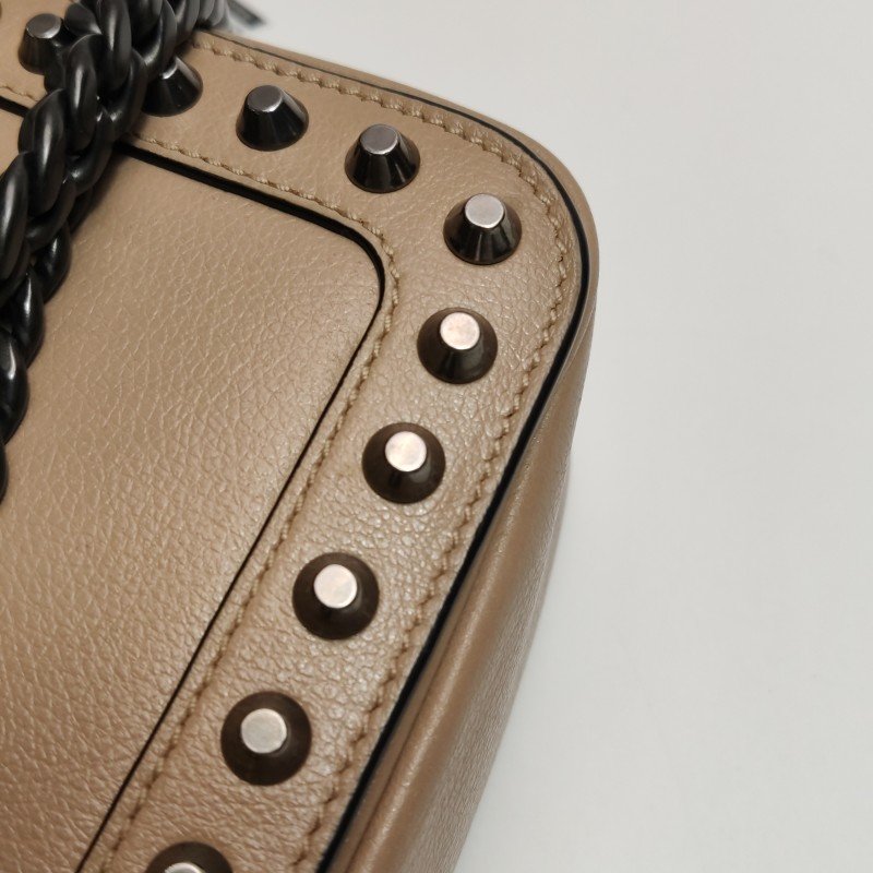 Prada牛皮字母Logo鉚釘裝飾單肩包-18