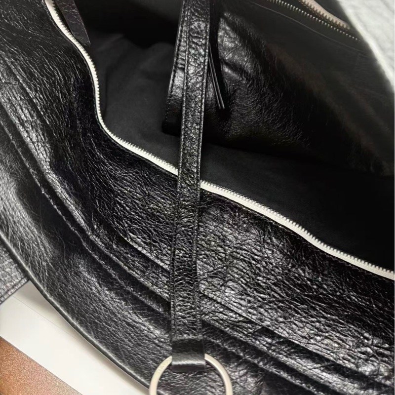 二手巴黎世家中號黑色全皮托特包，沒有配件，手柄油邊輕微開裂-4