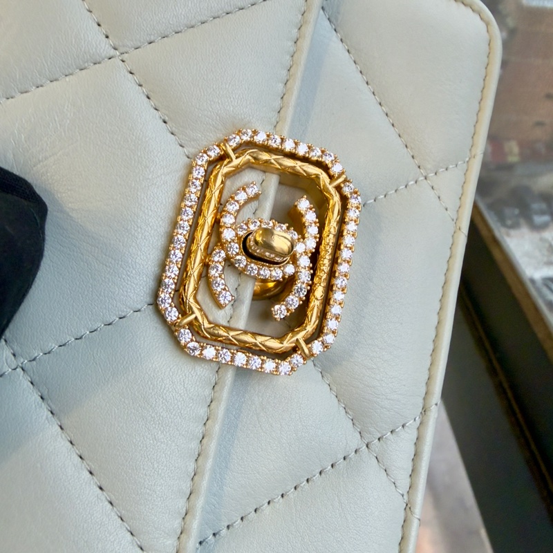Chanel 氣質淺灰金色鑽釦鏈子小包WOC-5