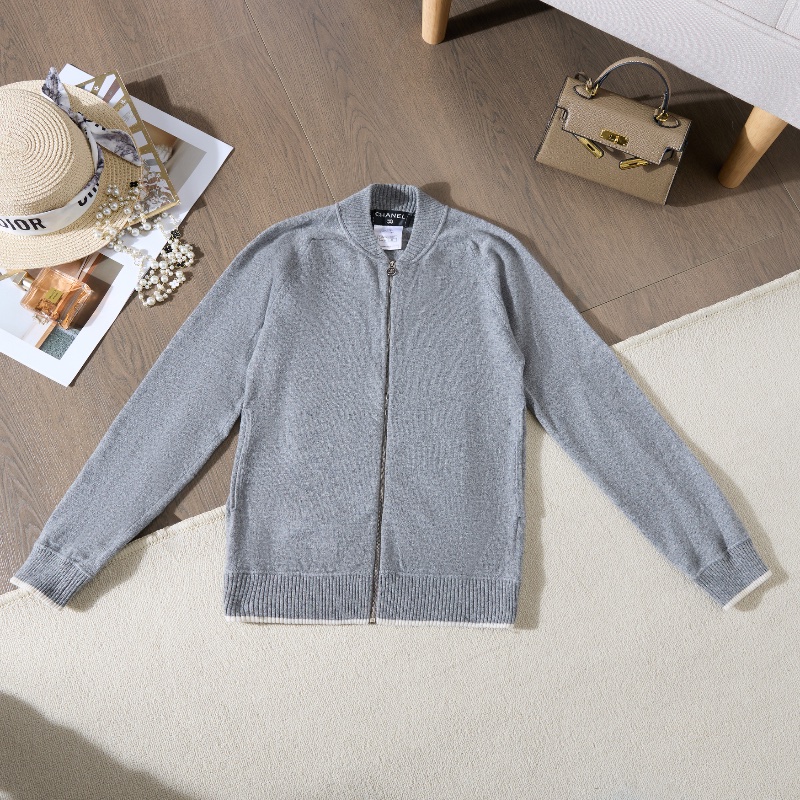 ❤️CHANEL 優雅灰色毛衣開衫外套 背後精緻logo圖案-8