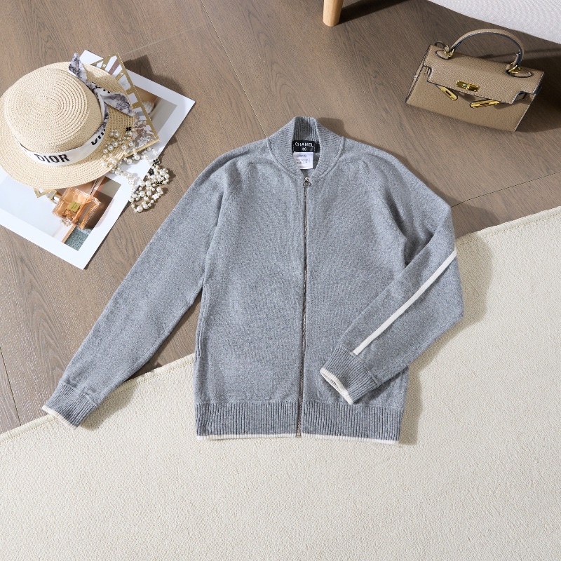 ❤️CHANEL 優雅灰色毛衣開衫外套 背後精緻logo圖案-1