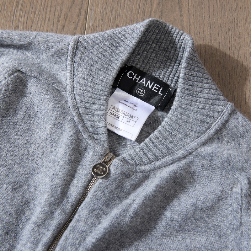 ❤️CHANEL 優雅灰色毛衣開衫外套 背後精緻logo圖案-2