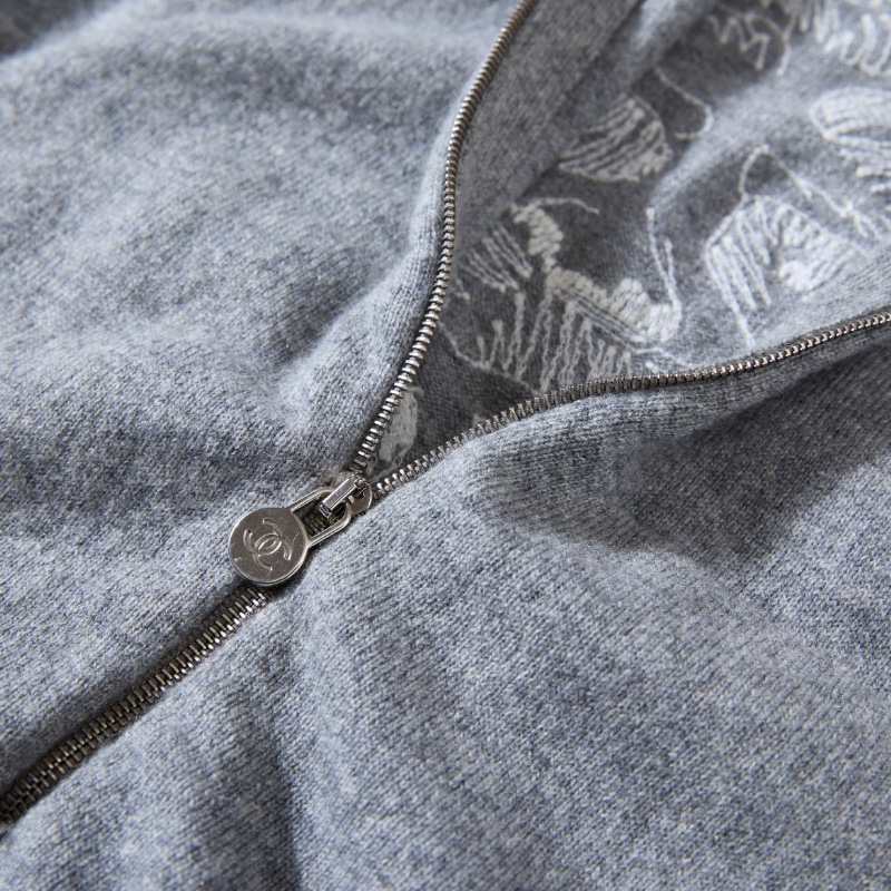 ❤️CHANEL 優雅灰色毛衣開衫外套 背後精緻logo圖案-6