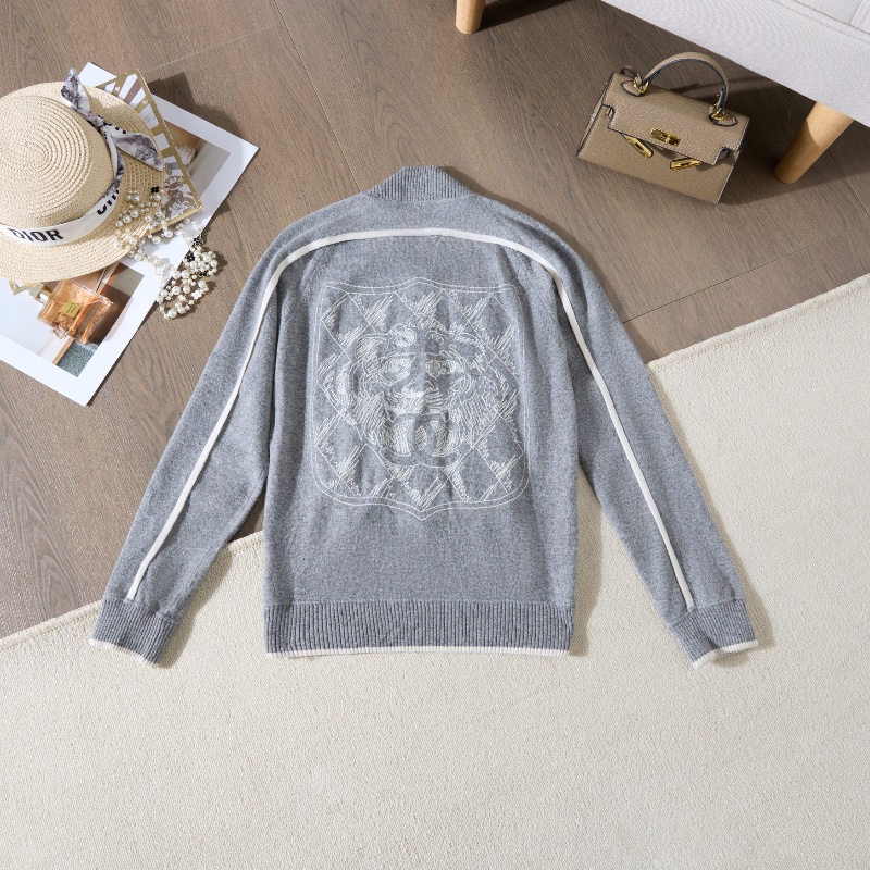 ❤️CHANEL 優雅灰色毛衣開衫外套 背後精緻logo圖案-0