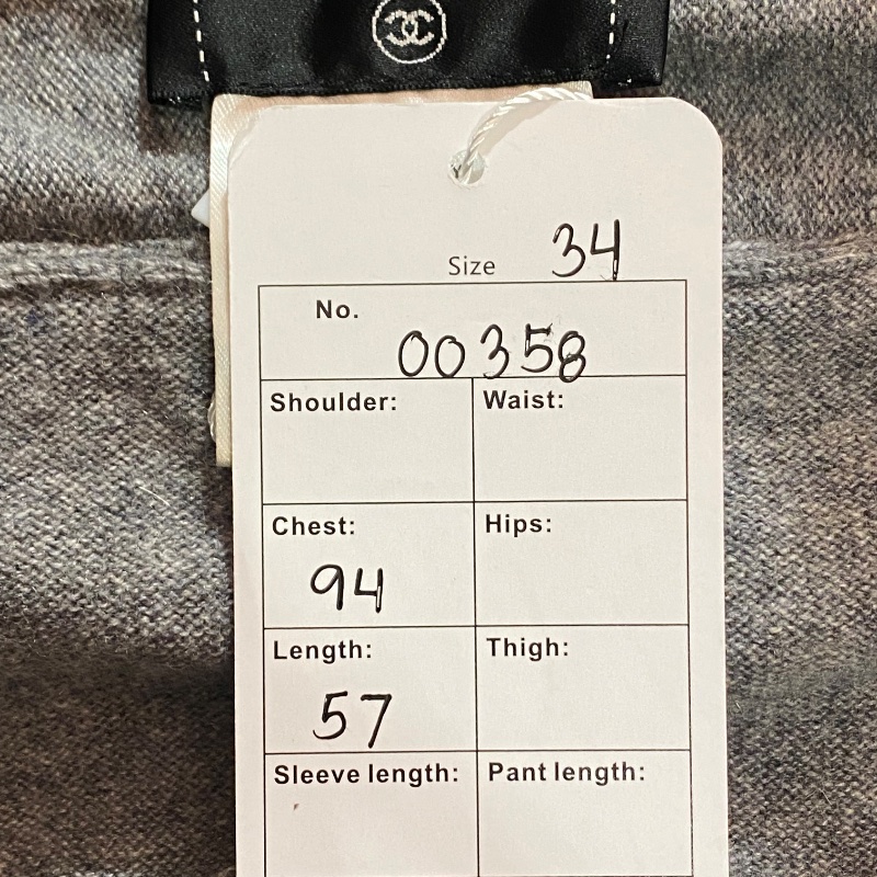 ❤️CHANEL 優雅灰色毛衣開衫外套 背後精緻logo圖案-9