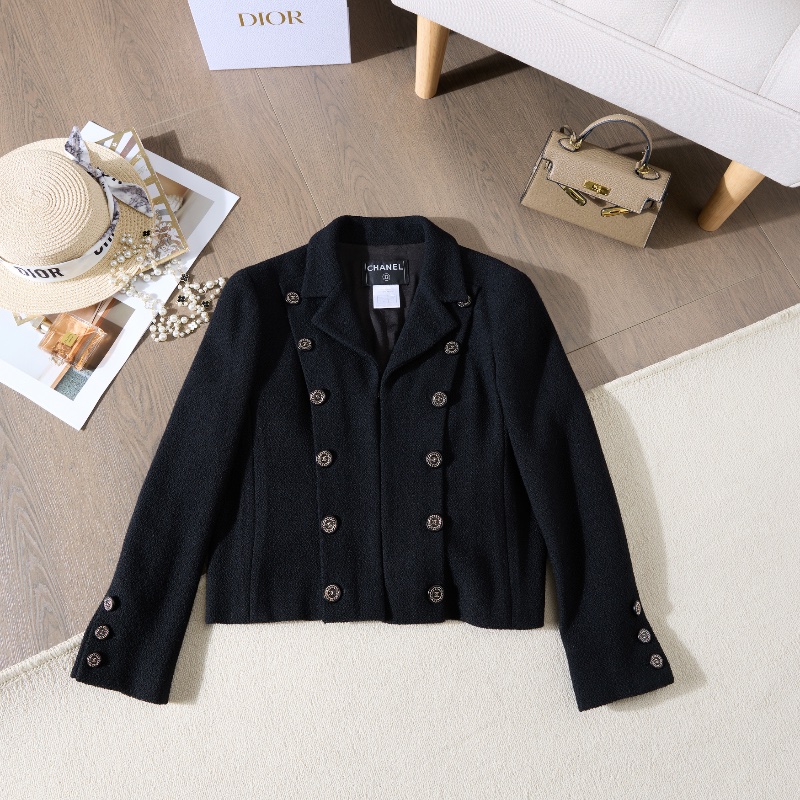 ❤️CHANEL 經典黑金配色 短款外套 精緻logo紐扣-4