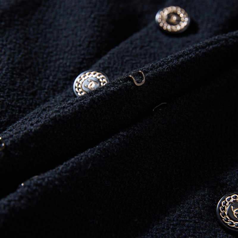 ❤️CHANEL 經典黑金配色 短款外套 精緻logo紐扣-6