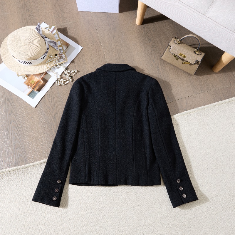 ❤️CHANEL 經典黑金配色 短款外套 精緻logo紐扣-8