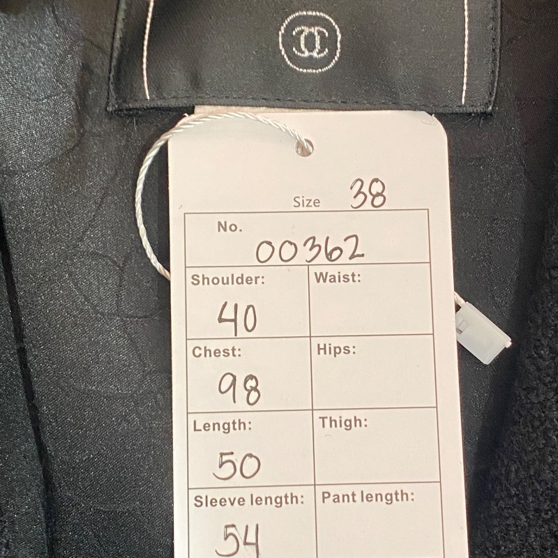 ❤️CHANEL 經典黑金配色 短款外套 精緻logo紐扣-9