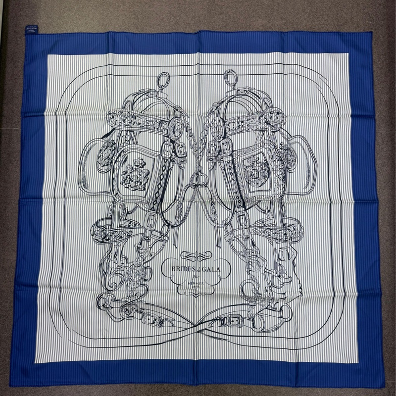 這是一條愛馬仕(Hermès)Brides de Gala 90公分斜紋真絲方巾。-0