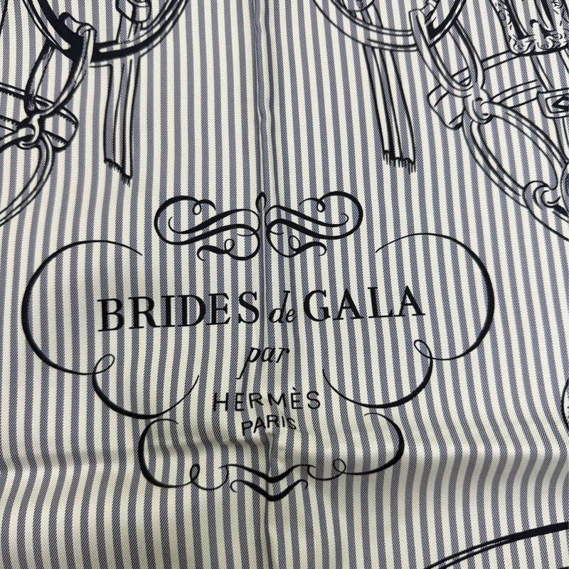 這是一條愛馬仕(Hermès)Brides de Gala 90公分斜紋真絲方巾。-1