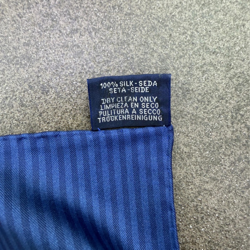 這是一條愛馬仕(Hermès)Brides de Gala 90公分斜紋真絲方巾。-3