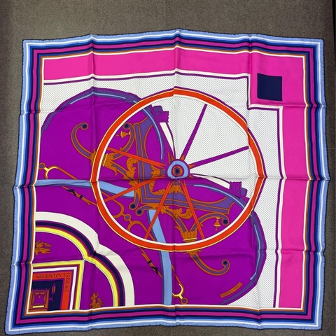 這是一條Hermès Washington\'s Carriage 紫紅色絲巾。