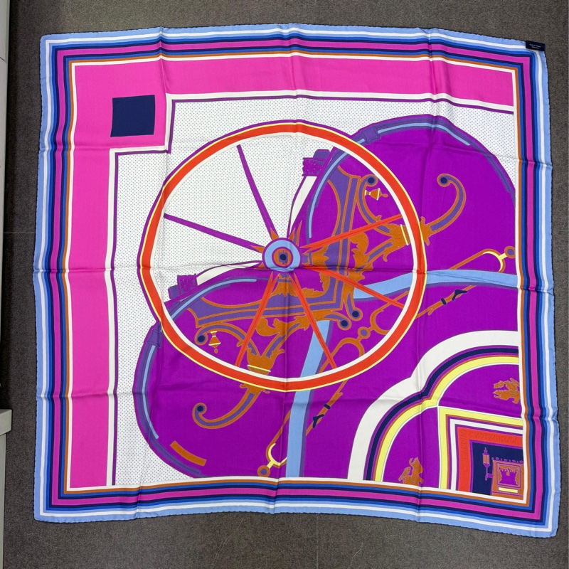 這是一條Hermès Washington\'s Carriage 紫紅色絲巾。-1